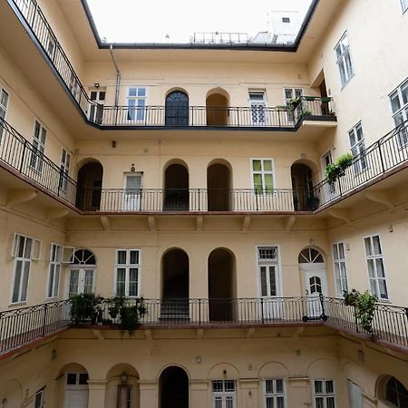 Chain Bridge City Center Dorothea Будапеща Екстериор снимка